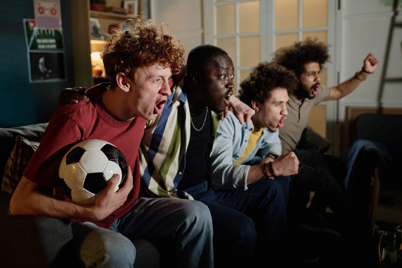 Best IPTV for Sports – Friends Watching Football
